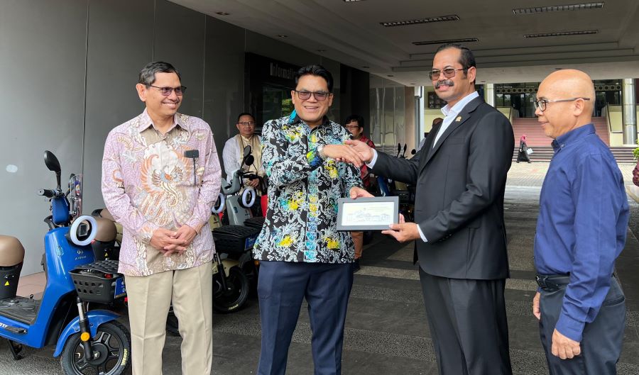 Dukung Program Green Campus, Furtasan Hibahkan 100 Sepeda Listrik ke UIN Jakarta