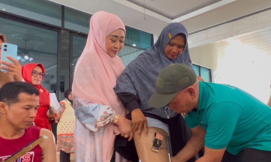 Lisda Hendrajoni Tak Lelah Beri Kaki dan Tangan Palsu Kaum Disabilitas