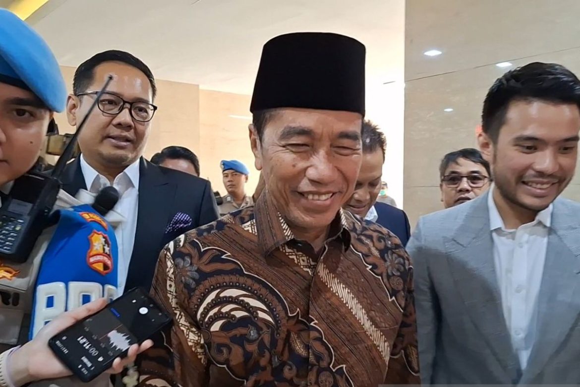 Tanda Tangan Rektor dan Dekan di Ijazah Jokowi Disarankan Diteliti