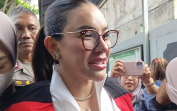 Ada Luna dan Emma Warokka, Ratusan Penggemar Nikita Mirzani Demo di PN Jaksel