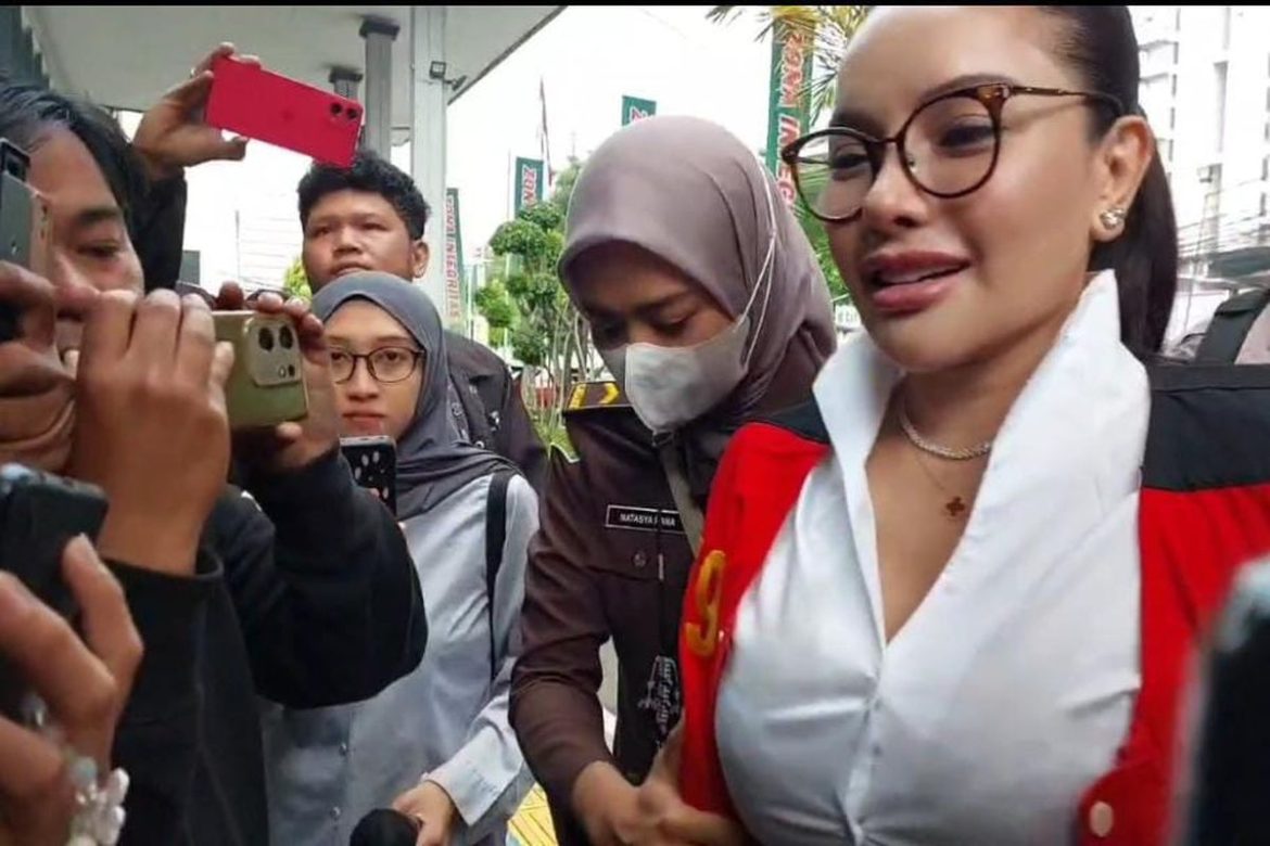 Nikita Mirzani Menangis Sambil Sebut Dizalimi dan Tak Pantas Ditahan