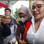 Nikita Mirzani Menangis Sambil Sebut Dizalimi dan Tak Pantas Ditahan