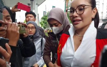 Nikita Mirzani Menangis Sambil Sebut Dizalimi dan Tak Pantas Ditahan
