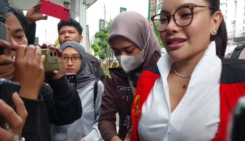 Nikita Mirzani Menangis Sambil Sebut Dizalimi dan Tak Pantas Ditahan