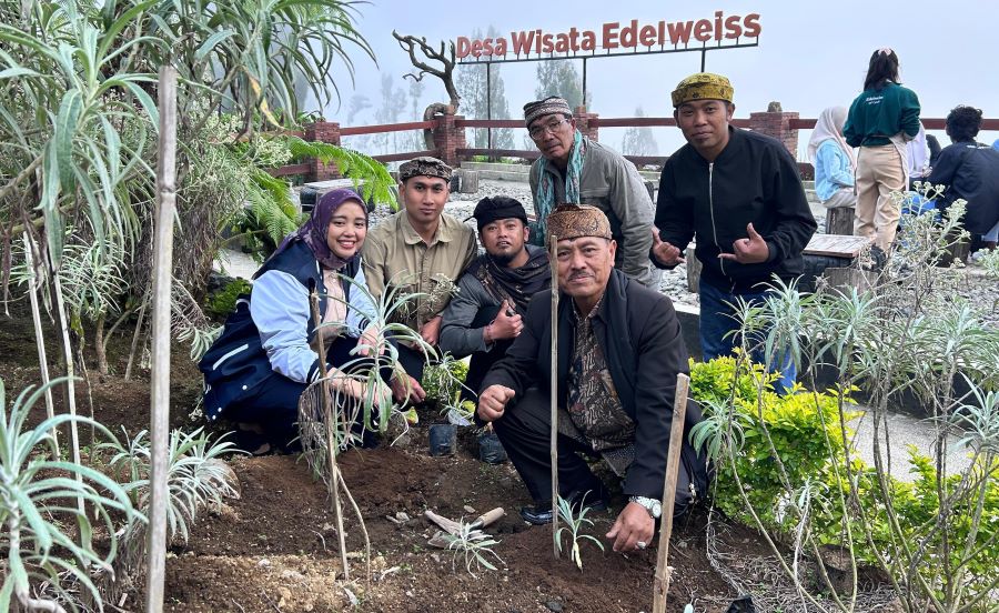 Dini Rahmania Jaga Harmoni Sosial Suku Tengger sambil Tanam Edelweis