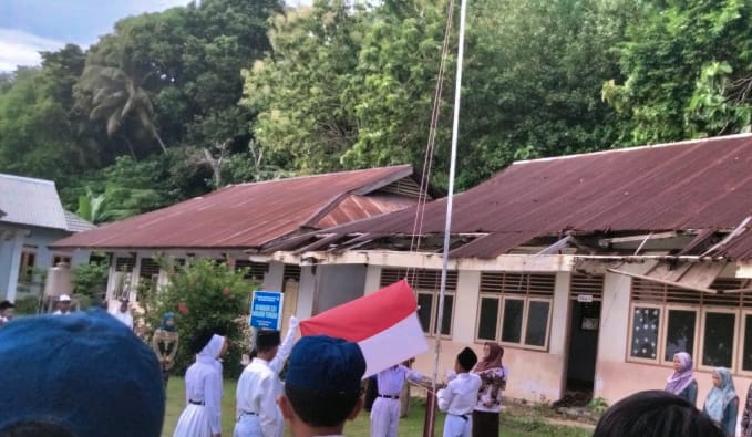 DPR Tanggapi Distribusi Smartboard ke Sekolah Rp2 Triliun
