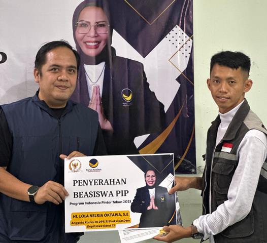 Lola Nelria Salurkan Ratusan Beasiswa PIP untuk Pelajar Garut