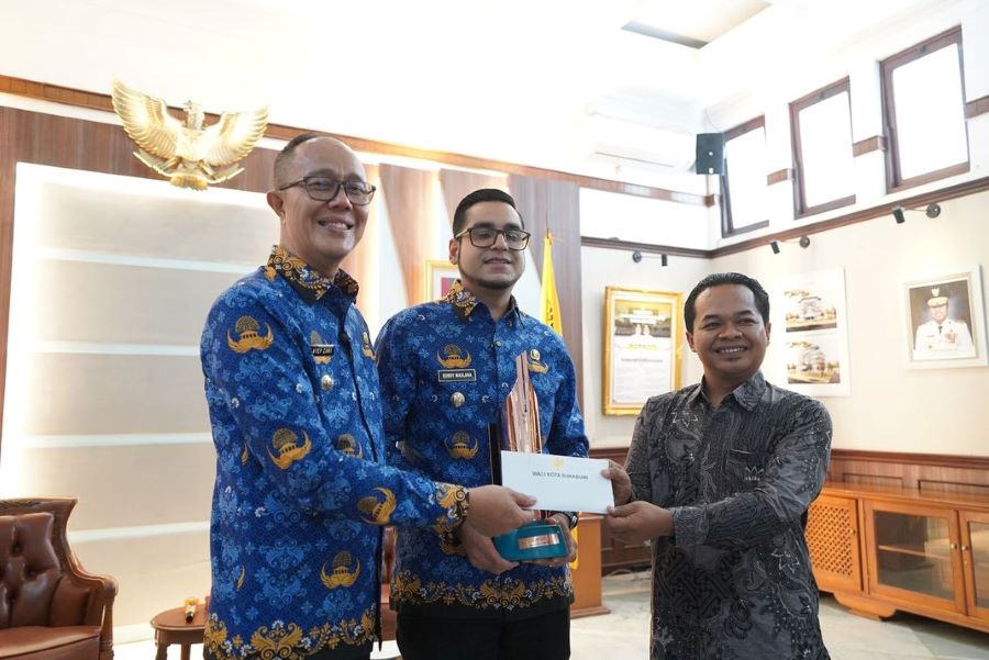 Ayep Zaki Serahkan Kadeudeuh Juara Kaligrafi Internasional di Qatar