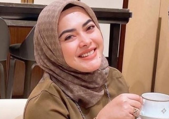 Adik Syahrini Minta Maaf Terkait Usaha Kuliner