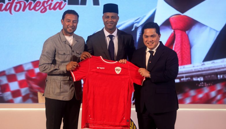 Dipecat PSSI, Kluivert Dikaitkan Latih Ajax Amsterdam