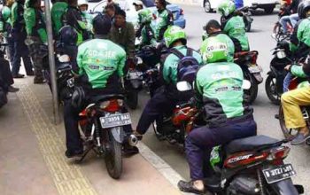 Kemenhub Didesak Atasi Parki Liar Pengemudi Ojol di Bahu Jalan