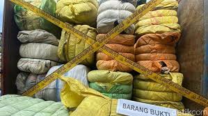 Perdagangan Pakaian Bekas Impor Ilegal Rp4 Miliar Disita