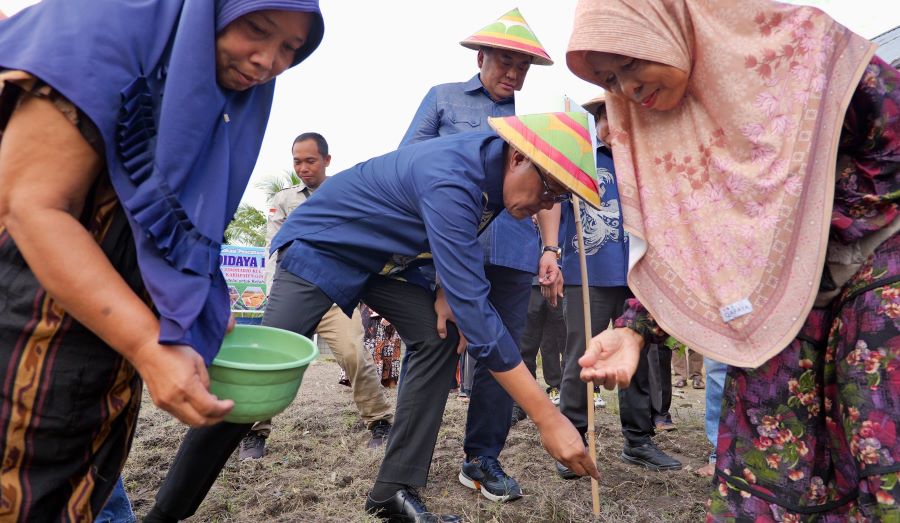 Kolaborasi Nyata Ayep Zaki – Rachmat Gobel, Lakukan Tanam Kedelai Bersama