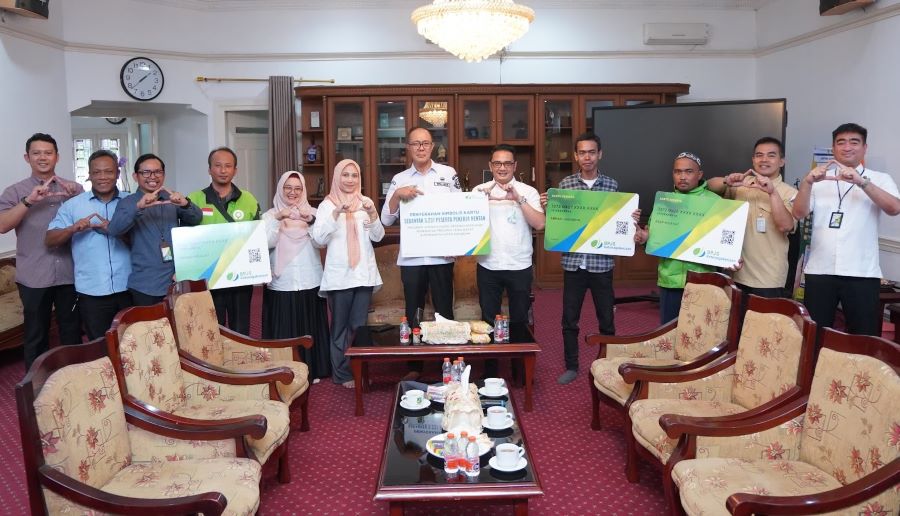 Ayep Zaki Serahkan 5.237 Kartu BPJS Ketenagakerjaan untuk Pekerja Nonformal