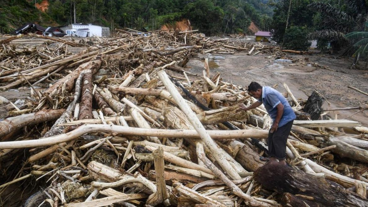 Prabowo Beri Wejangan ke Masyarakat di Posko Pengungsian Kawasan Jembatan Aceh Tamiang