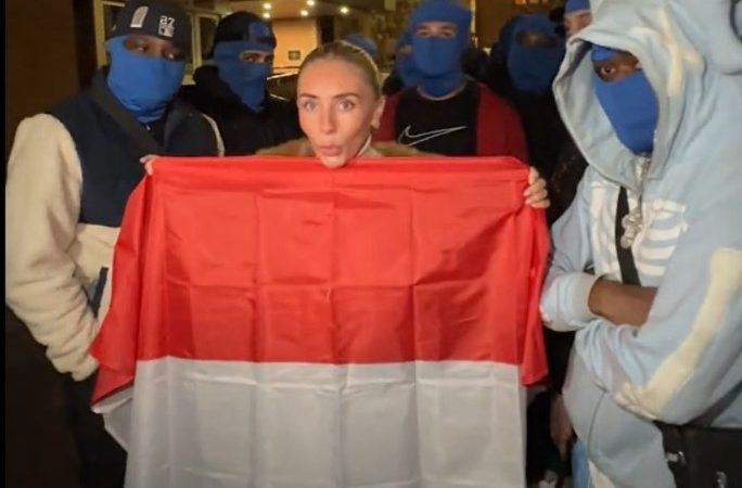 Kemlu Tanggapi Aksi Viral Bintang Film Dewasa yang Seret Bendera Indonesia di Depan Gedung KBRI London