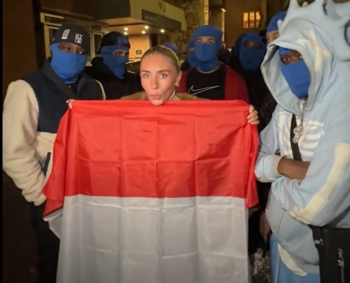 Kemlu Tanggapi Aksi Viral Bintang Film Dewasa yang Seret Bendera Indonesia di Depan Gedung KBRI London