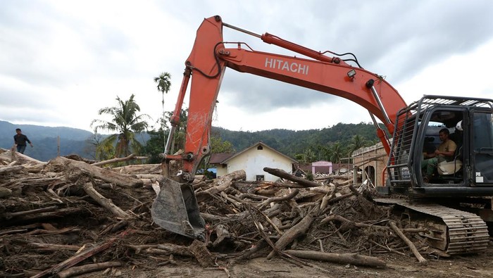 Distribusi Air Hingga Paket Kebersihan Dipercepat ke Titik Pengungsian yang Terisolir