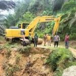 Paket Sembako Hingga Alat Berat Terus Dikirim Buka Akses Jalan yang Terputus