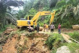 Paket Sembako Hingga Alat Berat Terus Dikirim Buka Akses Jalan yang Terputus