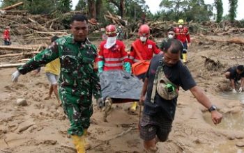 Polda Metro Jaya Kirim 15 Truk Bantuan untuk Korban Bencana di Sumut Hingga Sumbar