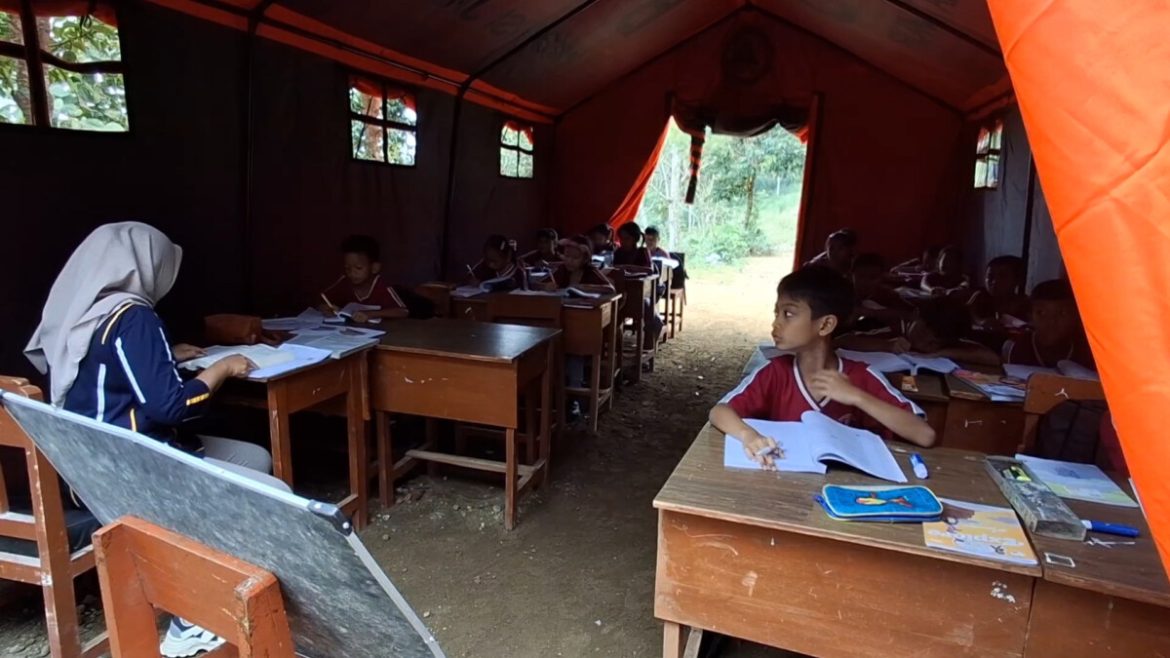 Tenda Darurat Jadi Kelas Sementara Korban Bencana di Sejumlah Titik