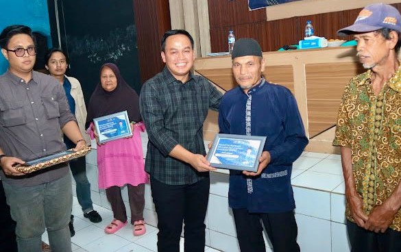 Ujang Bey Salurkan Program Bedah Rumah untuk Warga Sumedang