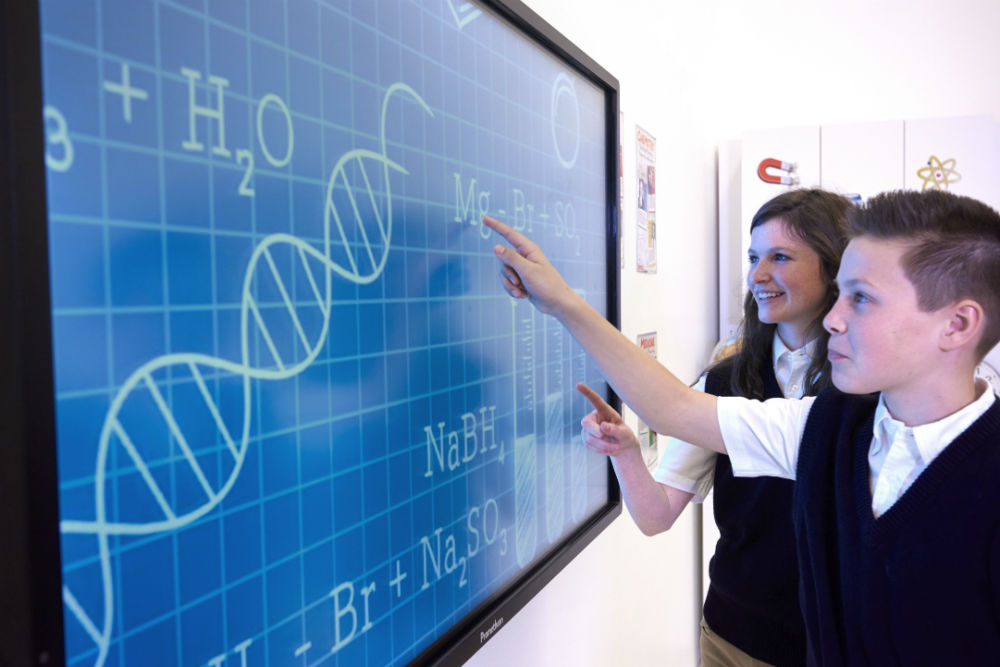 PAUD Hingga SMK Dapat 17.073 Unit Papan Tulis Digital