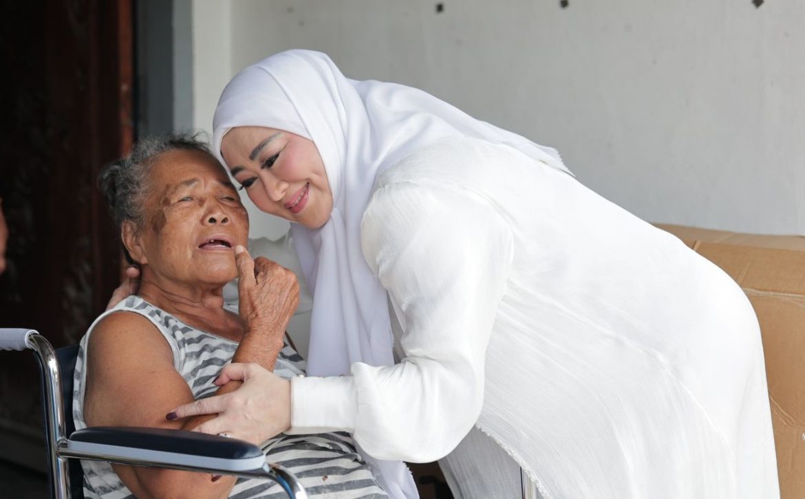 Lisda Salurkan Bantuan Kursi Roda di Pesisir Selatan