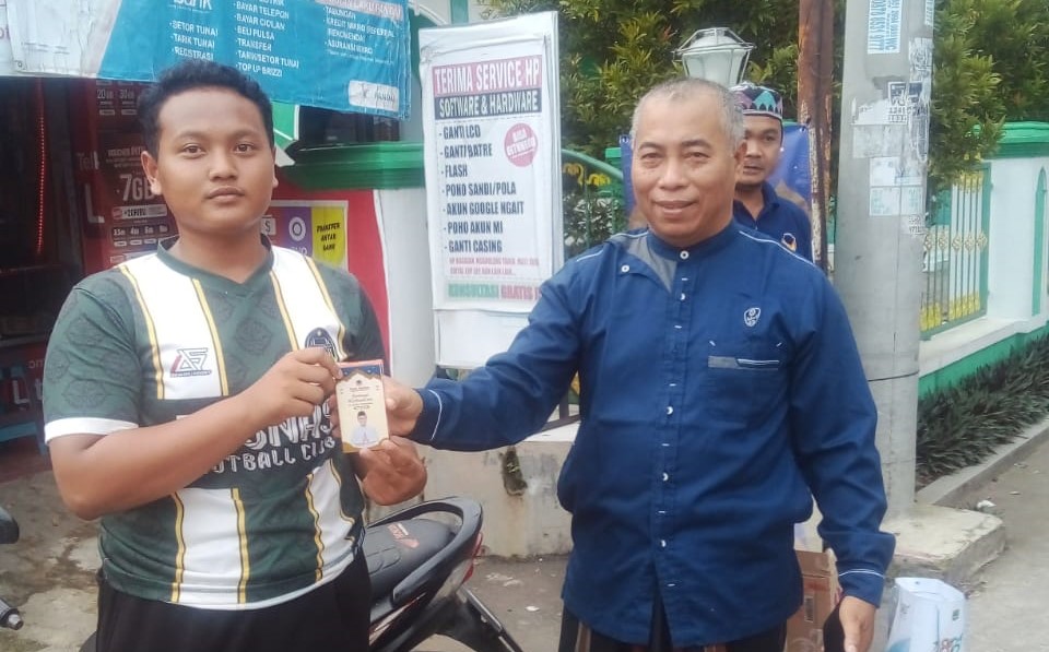 Bulan Suci Ramadan, Ujang Bey Berbagi Takjil Di Majalengka